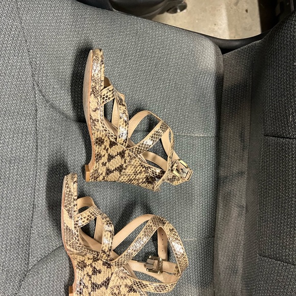 Beautiful slightly worn sandals - Picture 2 of 4